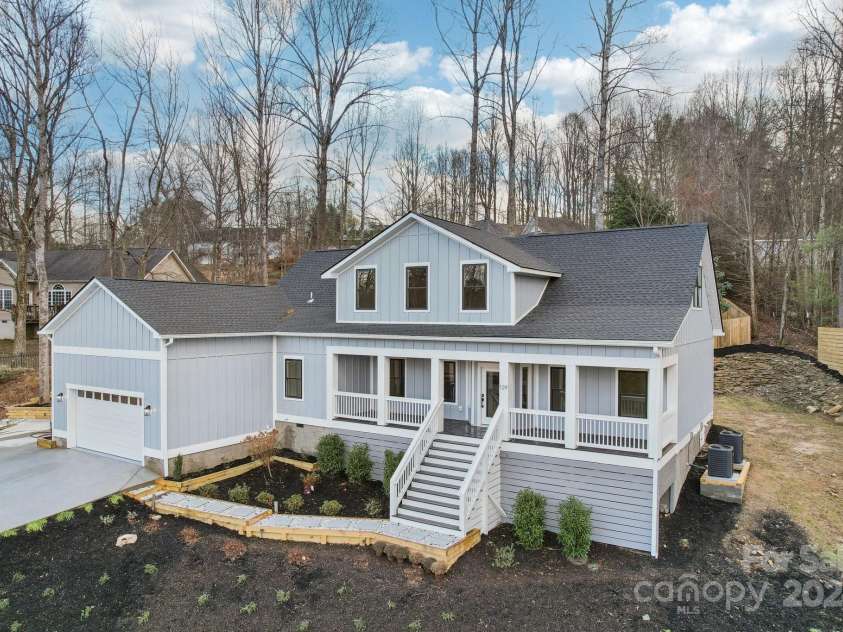 129 Oak Apple Lane, Hendersonville, NC 28792.  MLS# CAR4205968, YatesRealty ID 1178. Home