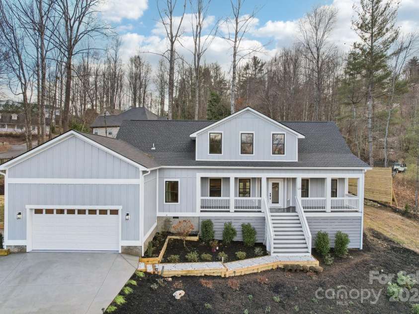 129 Oak Apple Lane, Hendersonville, NC 28792.  MLS# CAR4205968, YatesRealty ID 1178. Home