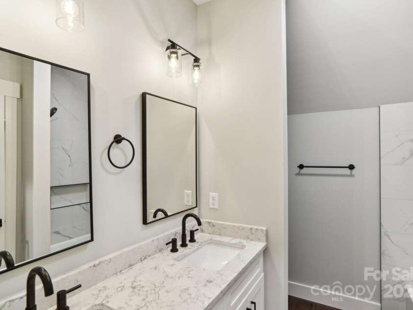 129 Oak Apple Lane, Hendersonville, NC 28792.  MLS# CAR4205968, YatesRealty ID 1178. Second level full bathroom