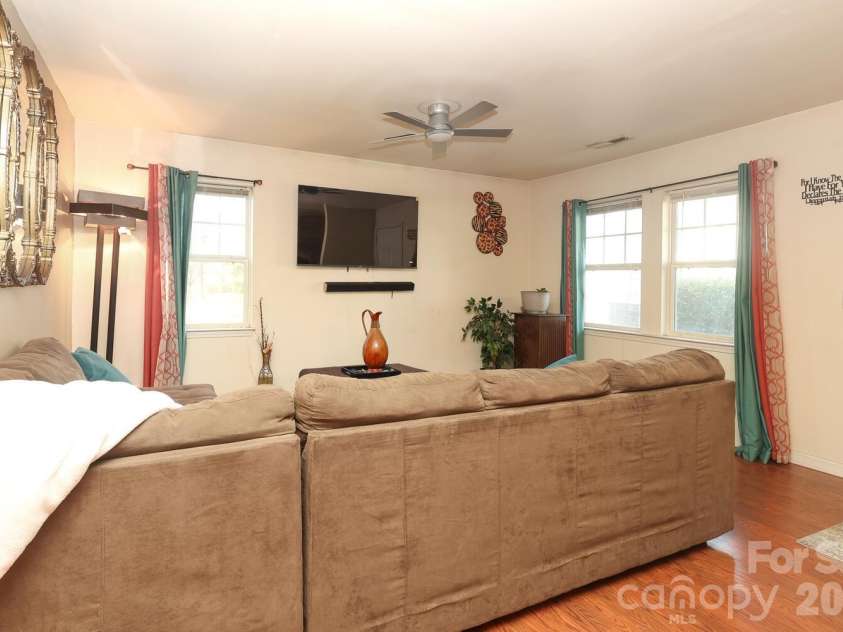 505 Campus Street, Charlotte, NC 28216.  MLS# CAR4339976, YatesRealty ID 11780. 