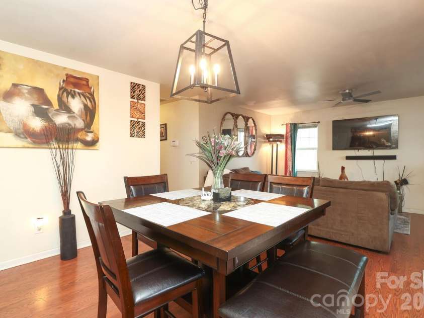 505 Campus Street, Charlotte, NC 28216.  MLS# CAR4339976, YatesRealty ID 11780. 