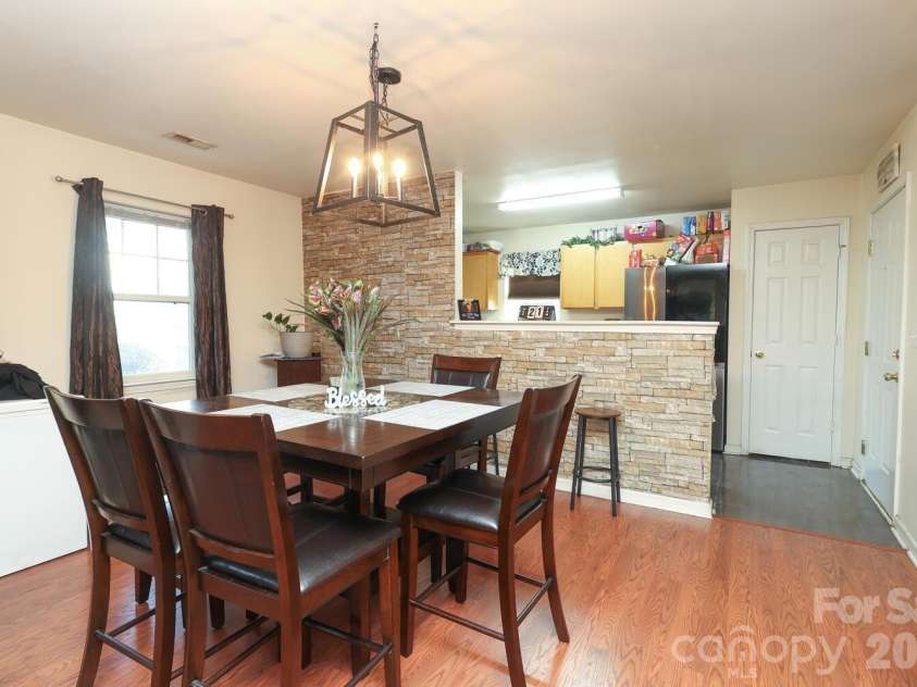 505 Campus Street, Charlotte, NC 28216.  MLS# CAR4339976, YatesRealty ID 11780. 