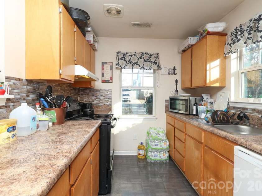 505 Campus Street, Charlotte, NC 28216.  MLS# CAR4339976, YatesRealty ID 11780. 