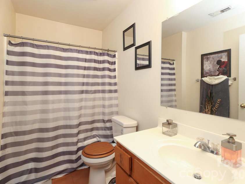 505 Campus Street, Charlotte, NC 28216.  MLS# CAR4339976, YatesRealty ID 11780. 