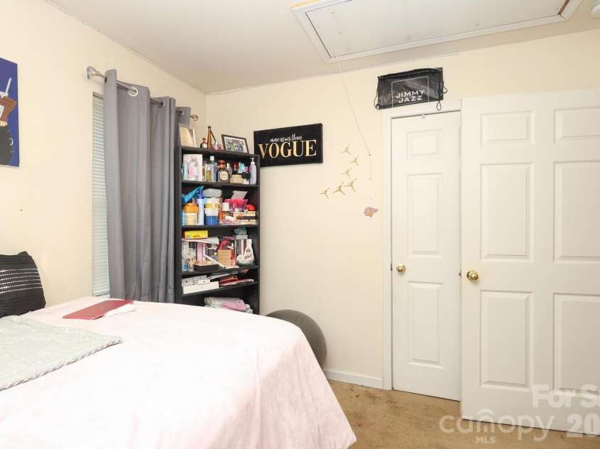 505 Campus Street, Charlotte, NC 28216.  MLS# CAR4339976, YatesRealty ID 11780. 