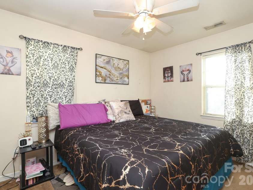 505 Campus Street, Charlotte, NC 28216.  MLS# CAR4339976, YatesRealty ID 11780. 