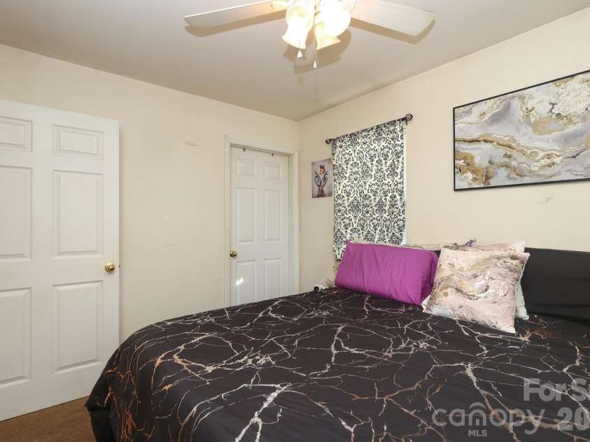 505 Campus Street, Charlotte, NC 28216.  MLS# CAR4339976, YatesRealty ID 11780. 