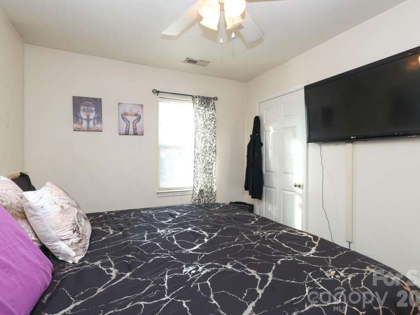 505 Campus Street, Charlotte, NC 28216.  MLS# CAR4339976, YatesRealty ID 11780. 