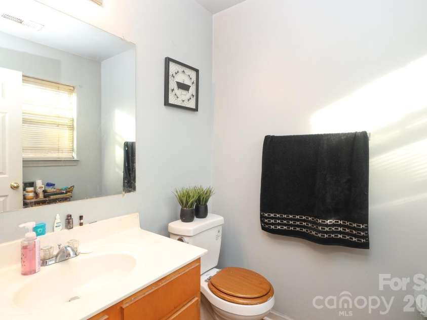 505 Campus Street, Charlotte, NC 28216.  MLS# CAR4339976, YatesRealty ID 11780. 