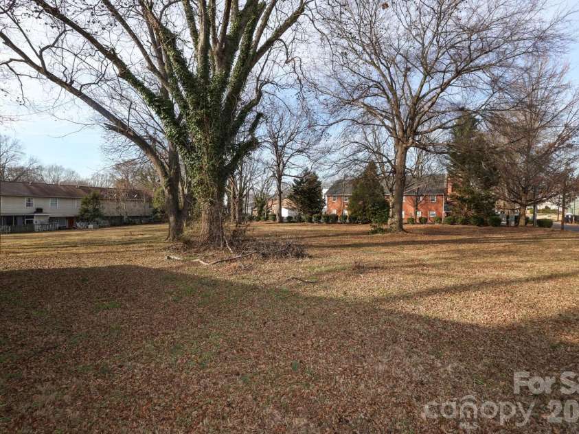 505 Campus Street, Charlotte, NC 28216.  MLS# CAR4339976, YatesRealty ID 11780. 