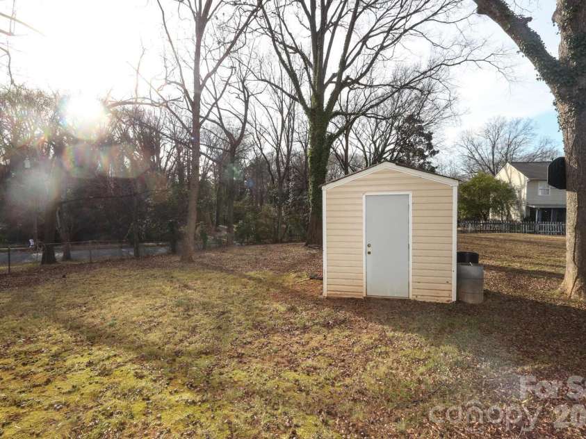 505 Campus Street, Charlotte, NC 28216.  MLS# CAR4339976, YatesRealty ID 11780. 