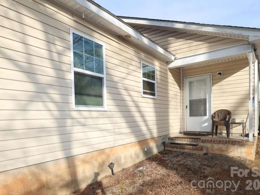 505 Campus Street, Charlotte, NC 28216.  MLS# CAR4339976, YatesRealty ID 11780. 