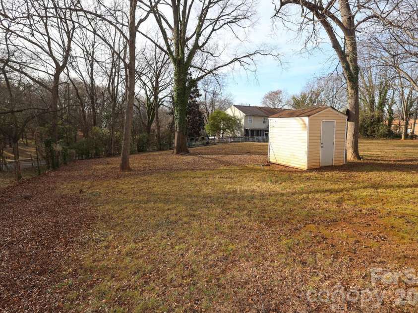 505 Campus Street, Charlotte, NC 28216.  MLS# CAR4339976, YatesRealty ID 11780. 