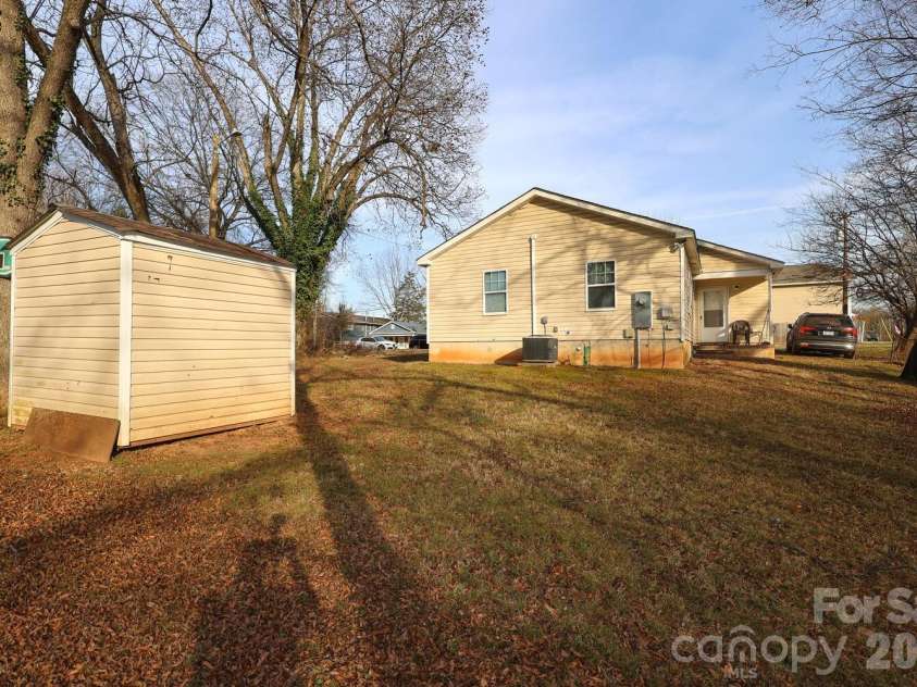 505 Campus Street, Charlotte, NC 28216.  MLS# CAR4339976, YatesRealty ID 11780. 