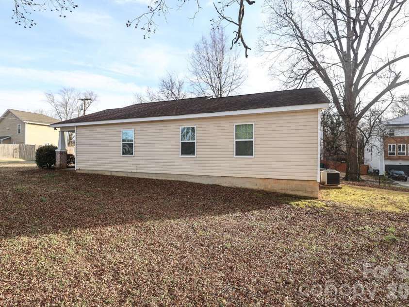 505 Campus Street, Charlotte, NC 28216.  MLS# CAR4339976, YatesRealty ID 11780. 