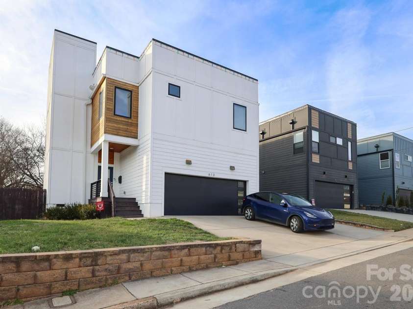 505 Campus Street, Charlotte, NC 28216.  MLS# CAR4339976, YatesRealty ID 11780. 