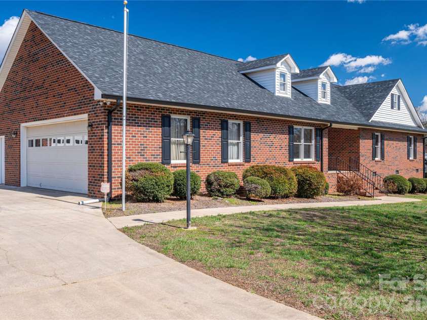 2515 Myra Lane, Lincolnton, NC 28092.  MLS# CAR4357000, YatesRealty ID 11788. 