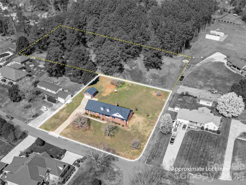 2515 Myra Lane, Lincolnton, NC 28092.  MLS# CAR4357000, YatesRealty ID 11788. 