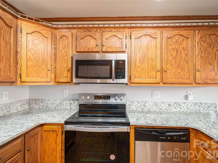 2515 Myra Lane, Lincolnton, NC 28092.  MLS# CAR4357000, YatesRealty ID 11788. 
