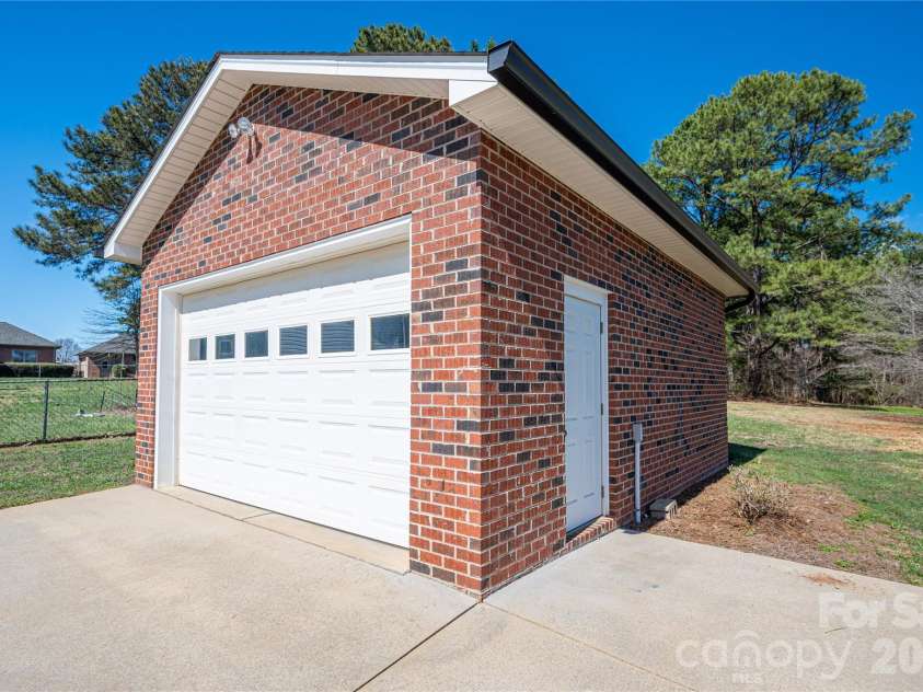 2515 Myra Lane, Lincolnton, NC 28092.  MLS# CAR4357000, YatesRealty ID 11788. 