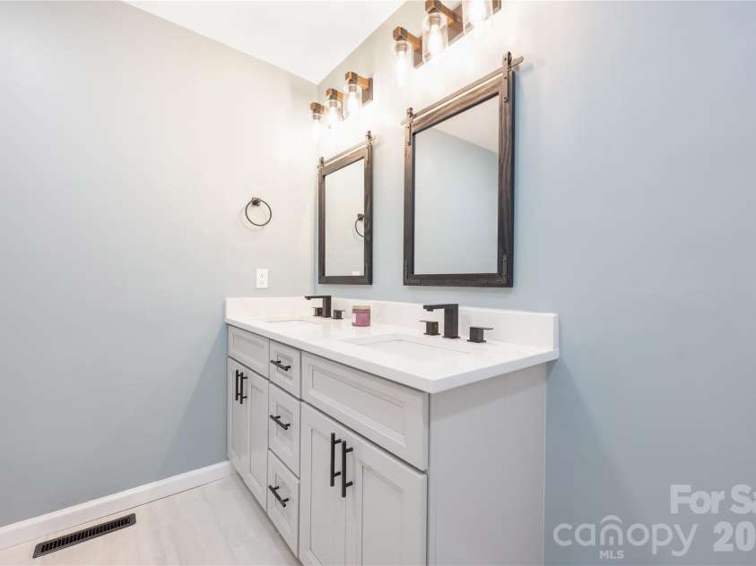 203 Ewing Drive, Belmont, NC 28012.  MLS# CAR4393332, YatesRealty ID 11790. Primary bath