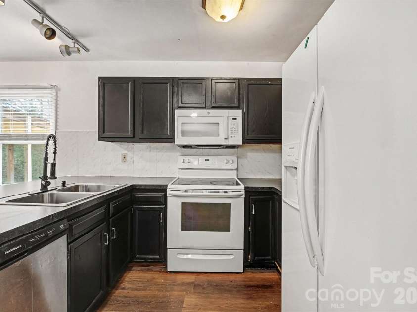 5609 Beaconsfield Road, Charlotte, NC 28214.  MLS# CAR4336626, YatesRealty ID 11791. 