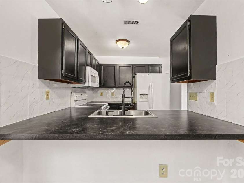 5609 Beaconsfield Road, Charlotte, NC 28214.  MLS# CAR4336626, YatesRealty ID 11791. 