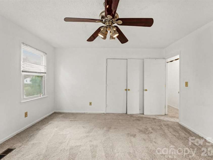 5609 Beaconsfield Road, Charlotte, NC 28214.  MLS# CAR4336626, YatesRealty ID 11791. 