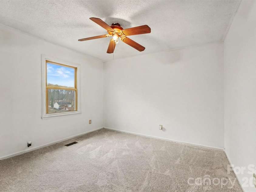 5609 Beaconsfield Road, Charlotte, NC 28214.  MLS# CAR4336626, YatesRealty ID 11791. 