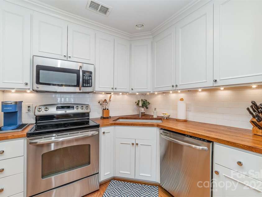 10617 Fuller Ridge Circle, Charlotte, NC 28270.  MLS# CAR4255887, YatesRealty ID 11793. Kitchen