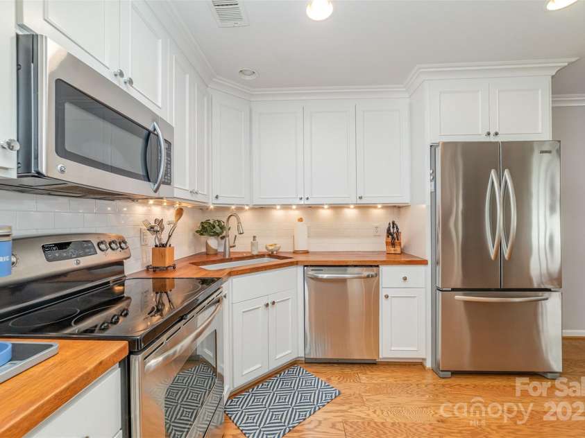 10617 Fuller Ridge Circle, Charlotte, NC 28270.  MLS# CAR4255887, YatesRealty ID 11793. Kitchen