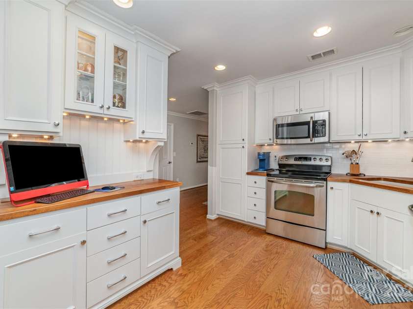 10617 Fuller Ridge Circle, Charlotte, NC 28270.  MLS# CAR4255887, YatesRealty ID 11793. Kitchen