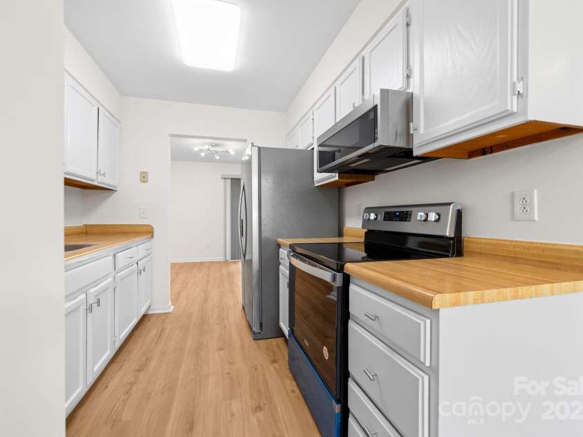 817 Sardis Cove Drive, Charlotte, NC 28270.  MLS# CAR4247655, YatesRealty ID 11795. 