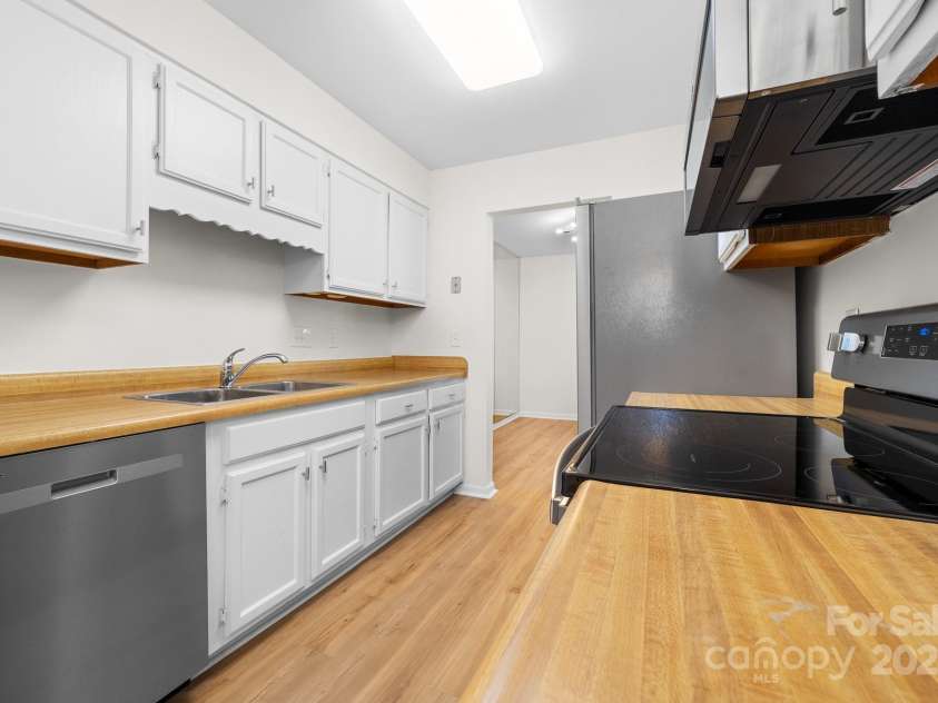 817 Sardis Cove Drive, Charlotte, NC 28270.  MLS# CAR4247655, YatesRealty ID 11795. All new appliances in the kitchen