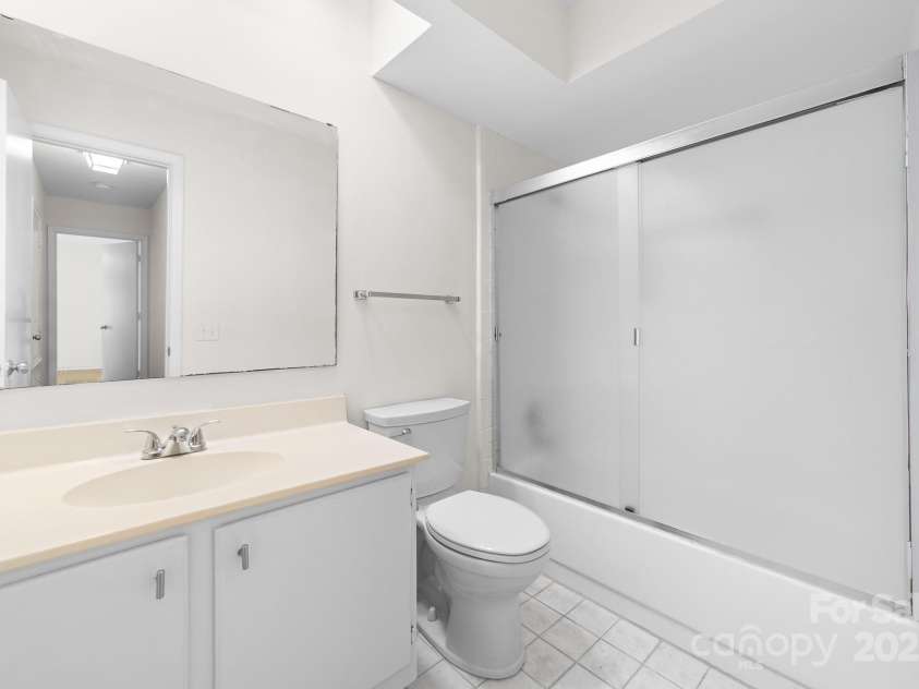 817 Sardis Cove Drive, Charlotte, NC 28270.  MLS# CAR4247655, YatesRealty ID 11795. Full Hall Bathroom