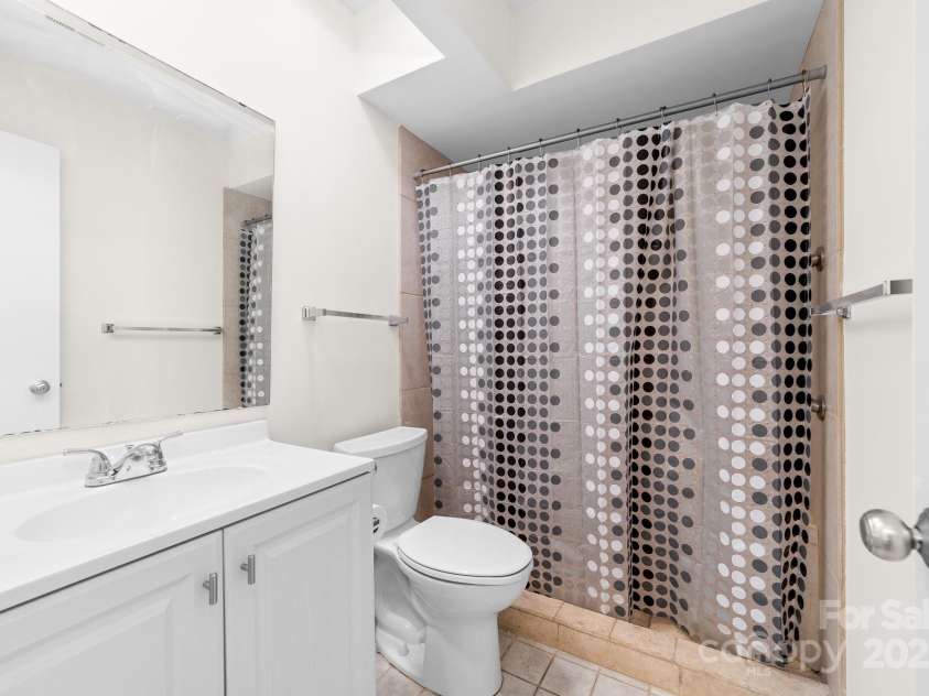 817 Sardis Cove Drive, Charlotte, NC 28270.  MLS# CAR4247655, YatesRealty ID 11795. Primary Bath