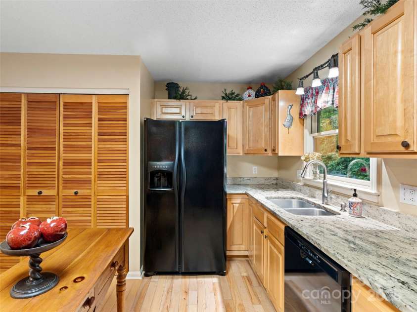 296 Ivy Ridge Circle, Sylva, NC 28779.  MLS# CAR4311361, YatesRealty ID 11796. 