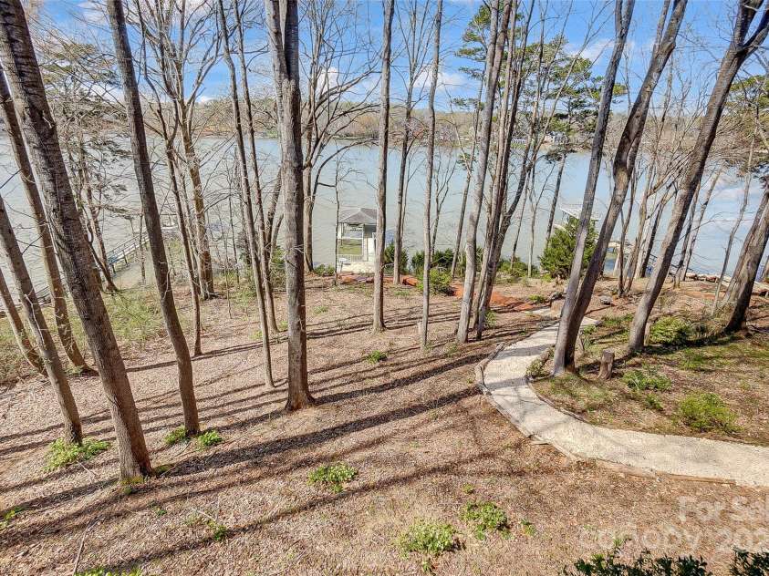 4633 River Bluff Court, Charlotte, NC 28214.  MLS# CAR4235344, YatesRealty ID 11796. Beautifully landscaped yard