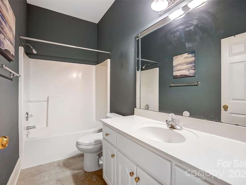 4633 River Bluff Court, Charlotte, NC 28214.  MLS# CAR4235344, YatesRealty ID 11796. Full bath