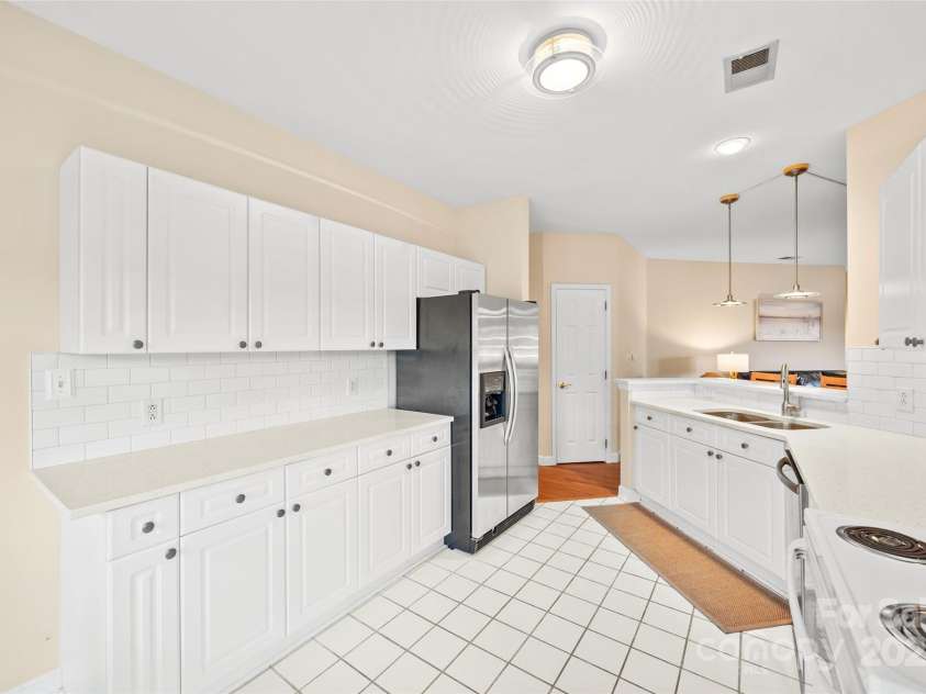 7822 Village Harbor Drive, Cornelius, NC 28031.  MLS# CAR4245678, YatesRealty ID 11798. Kitchen