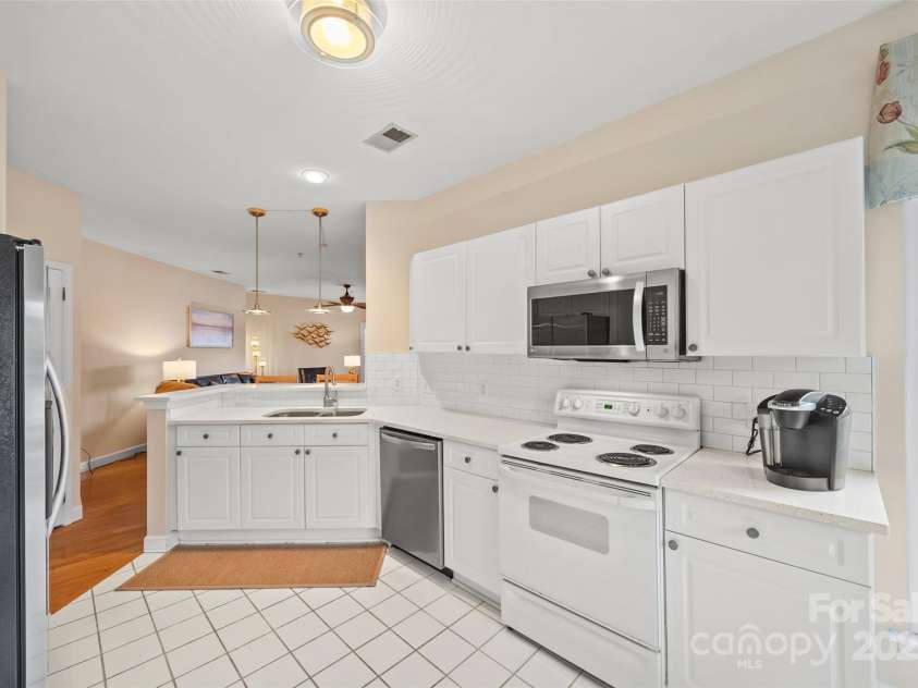 7822 Village Harbor Drive, Cornelius, NC 28031.  MLS# CAR4245678, YatesRealty ID 11798. Kitchen