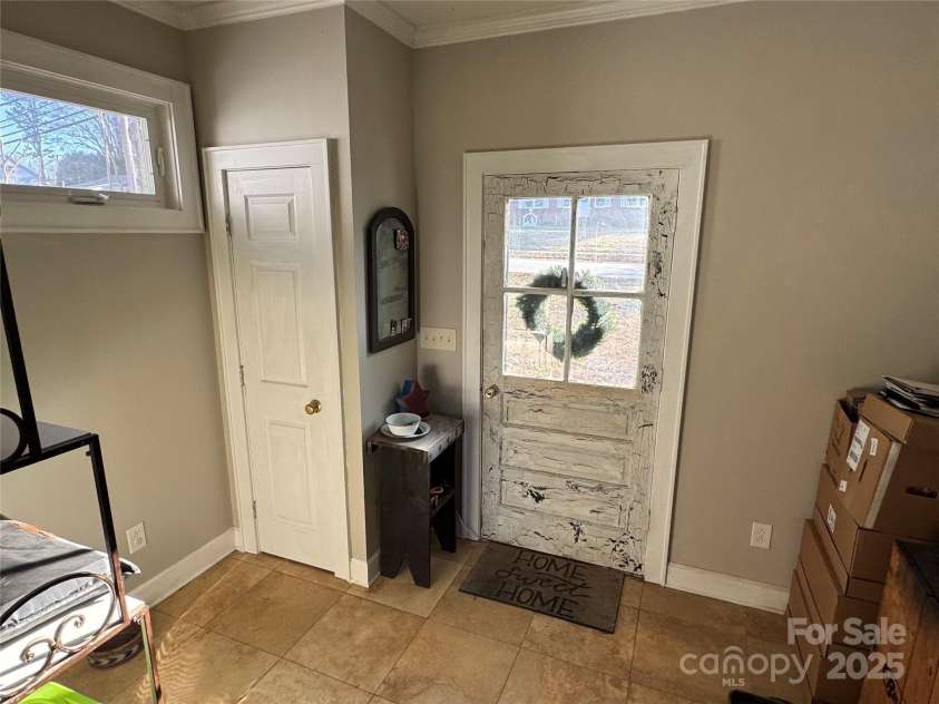 21233 Cornelius Street, Cornelius, NC 28031.  MLS# CAR4329349, YatesRealty ID 1180. Foyer/Mud Room