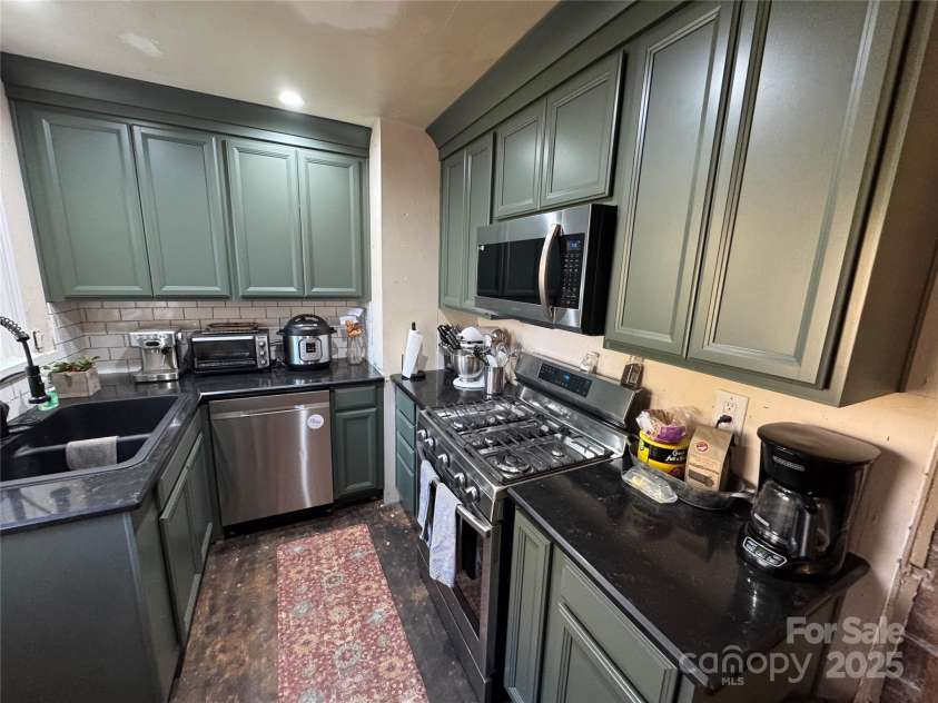 21233 Cornelius Street, Cornelius, NC 28031.  MLS# CAR4329349, YatesRealty ID 1180. Kitchen