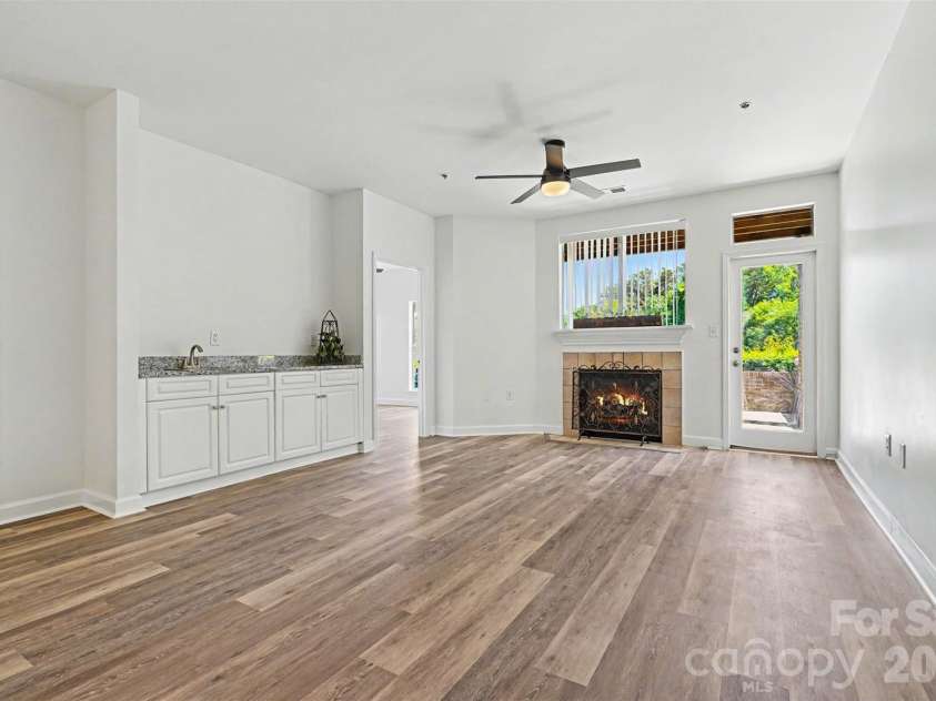 104 Pier 33 Drive, Mooresville, NC 28117.  MLS# CAR4378034, YatesRealty ID 11800. Wet bar with new granite! New flooring throughout with the exception of the bathrooms.