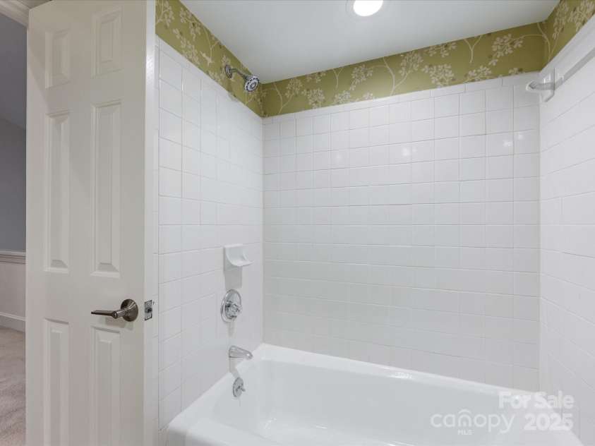 2027 Meadowood Lane, Charlotte, NC 28211.  MLS# CAR4224045, YatesRealty ID 11807. Full Bath #2 with Tile Shower/Garden Tub