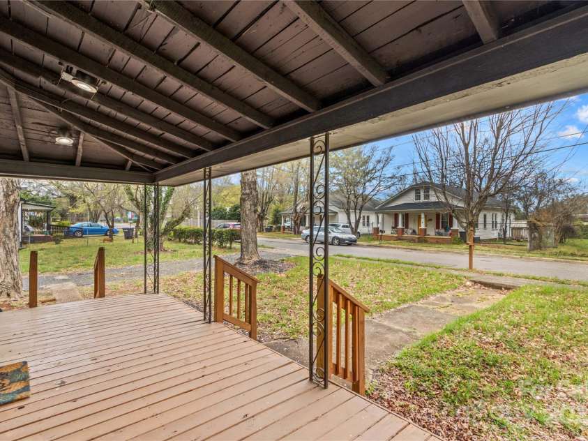 523 Woodlawn Drive, Statesville, NC 28677.  MLS# CAR4238551, YatesRealty ID 11808. 