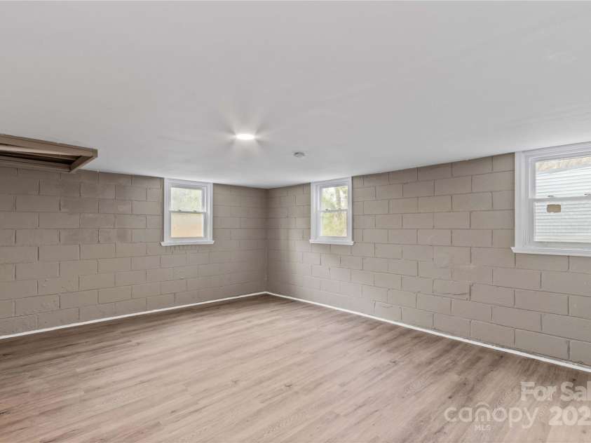 523 Woodlawn Drive, Statesville, NC 28677.  MLS# CAR4238551, YatesRealty ID 11808. 