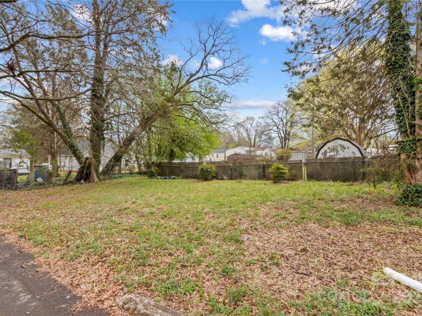 523 Woodlawn Drive, Statesville, NC 28677.  MLS# CAR4238551, YatesRealty ID 11808. 