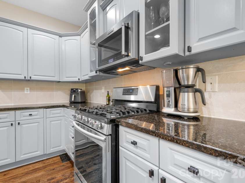 5617 Sugarcane Court, Mint Hill, NC 28227.  MLS# CAR4366997, YatesRealty ID 11809. Gas range 