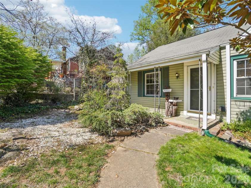 28 Kensington Drive, Asheville, NC 28805.  MLS# CAR4368193, YatesRealty ID 11814. 